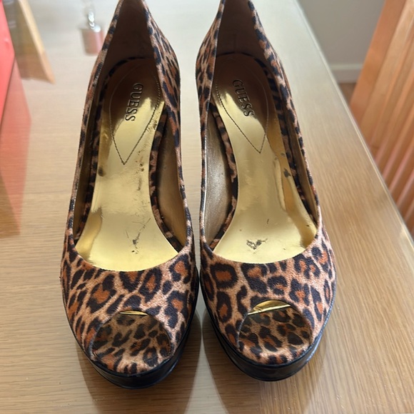 Guess leopard fabric peep toe heels. - Picture 1 of 4